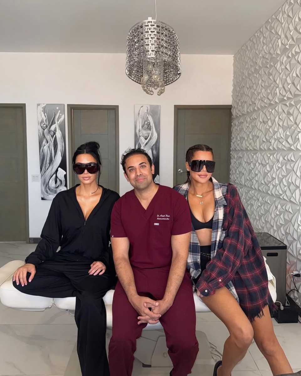 La socialité posó con el doctor Adeel Khan.