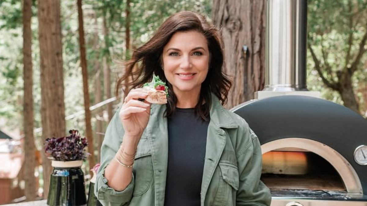 A sus 51 años, Tiffani Thiessen ‘reaparece’ y se vuelve viral por su “naked carrot cake”: los cumplidos no pararon