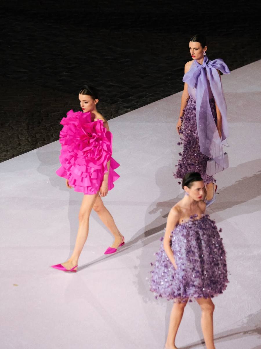 Aspectos del desfile de Carolina Herrera en la Plaza Mayor de Madrid.