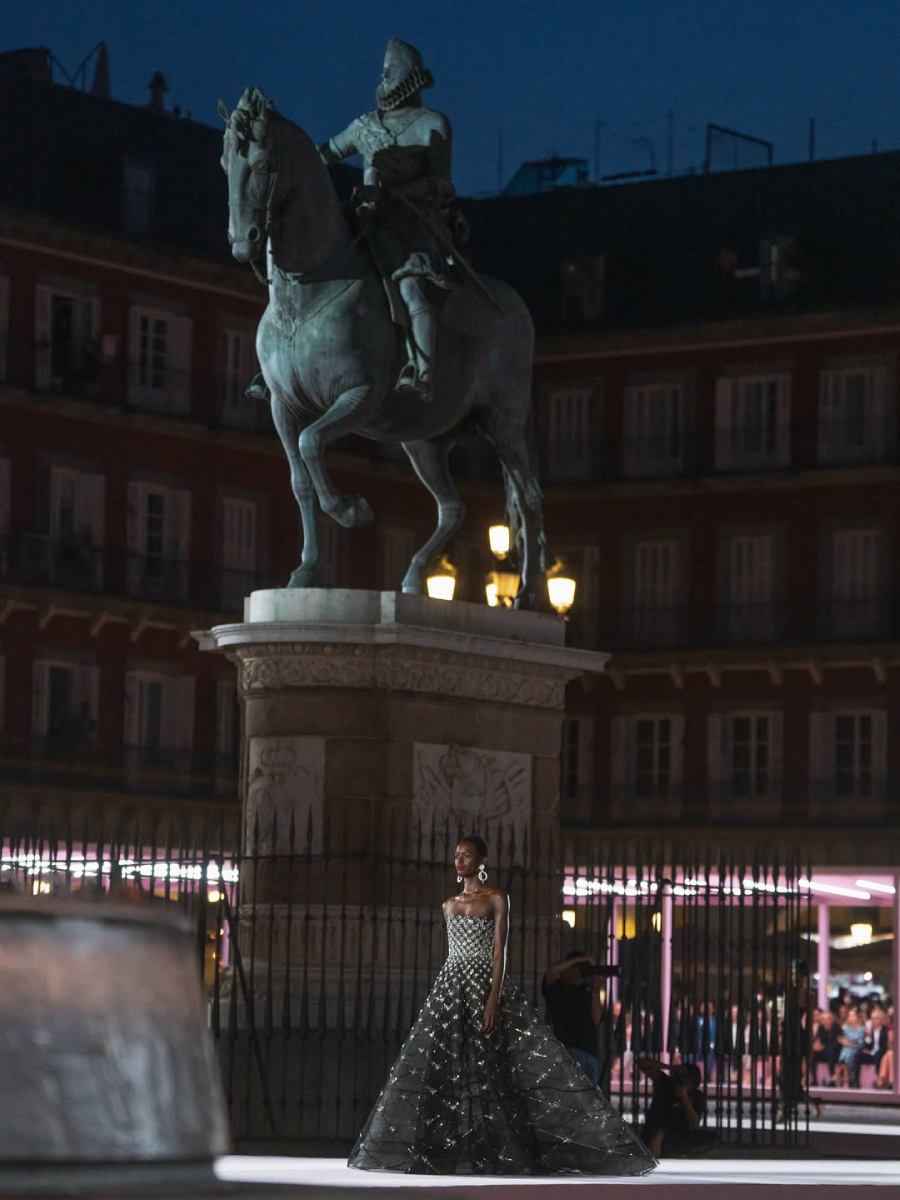 Aspectos del desfile de Carolina Herrera en la Plaza Mayor de Madrid.