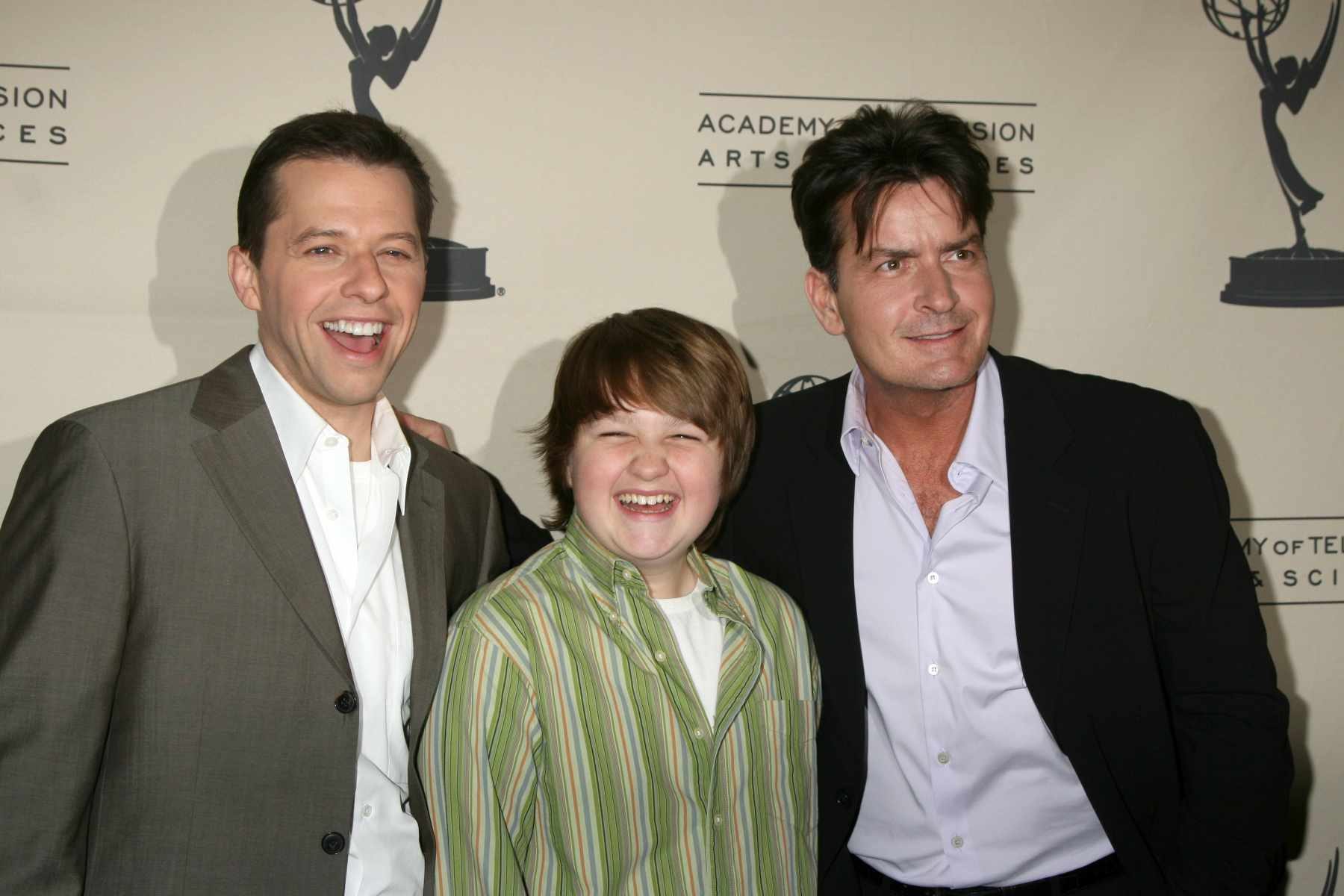 Jon Cryer, Angus T. Jones y Charlie Sheen, elenco del programa 'Two and a Half Men'.