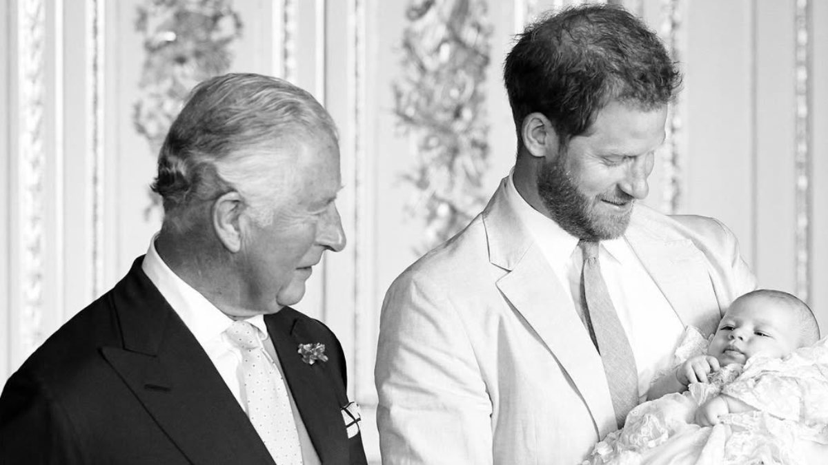 Tras la reunión que tuvo con su papá, el príncipe Harry intenta recuperar el tiempo perdido.