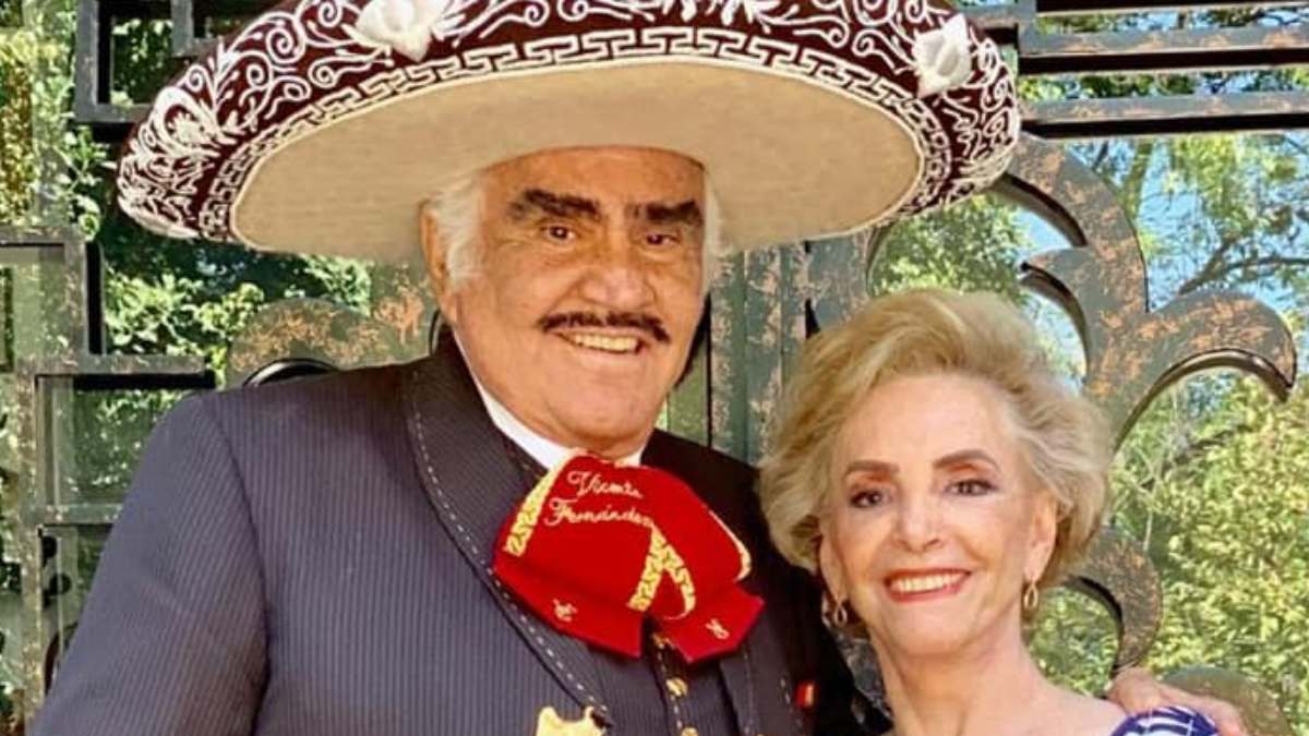 ¿Quién es el hombre con quien se vio a Cuquita, mamá de Alejandro Fernández, besarse en concierto?