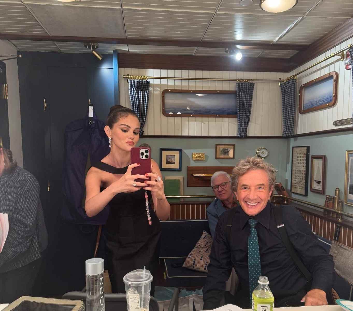 Selena Gomez comentó que sus compañeros de elenco Steve Martin y Martin Short, están invitados a su boda.