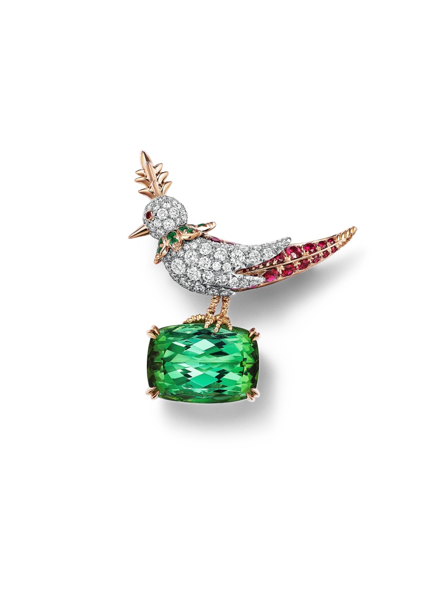 El broche Bird on a Rock de Tiffany & Co. tiene esmeraldas, rubíes y diamantes.
