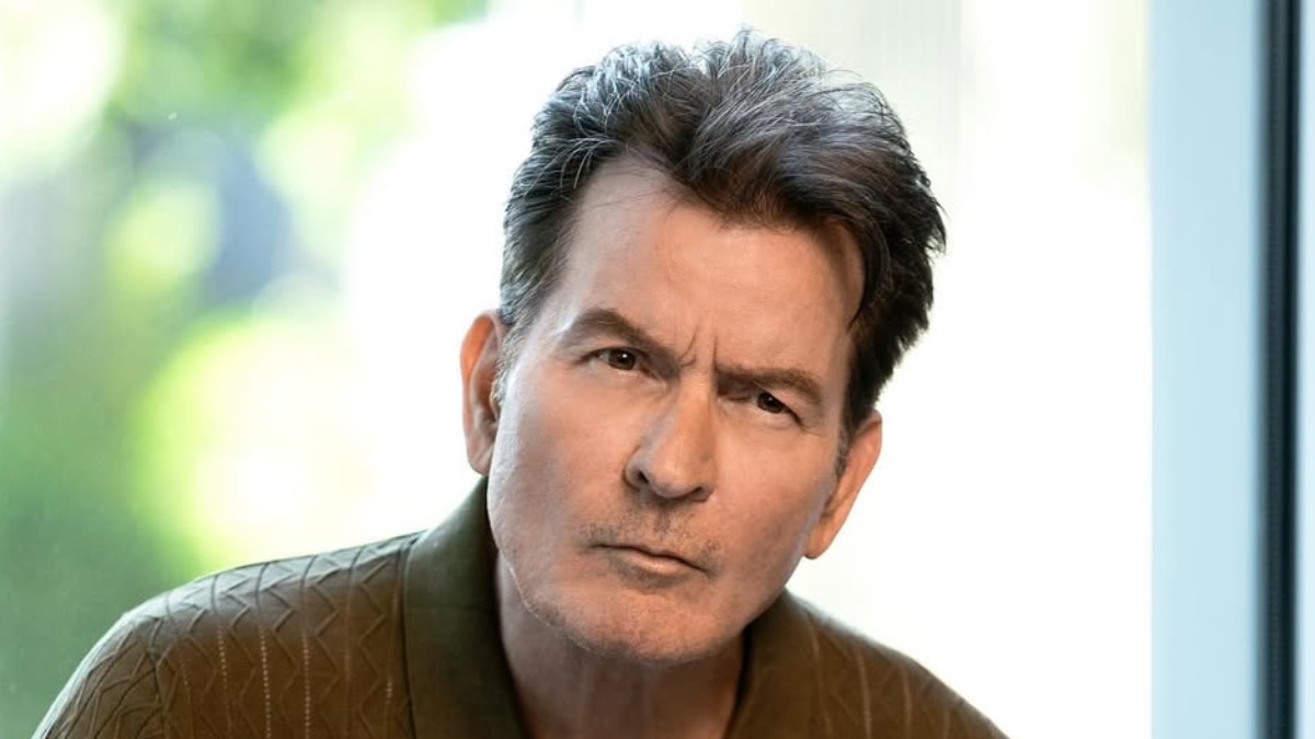 El documental "aka Charlie Sheen" se estrena en Netflix y sus memorias "The Book of Sheen" fueron recientemente publicadas.