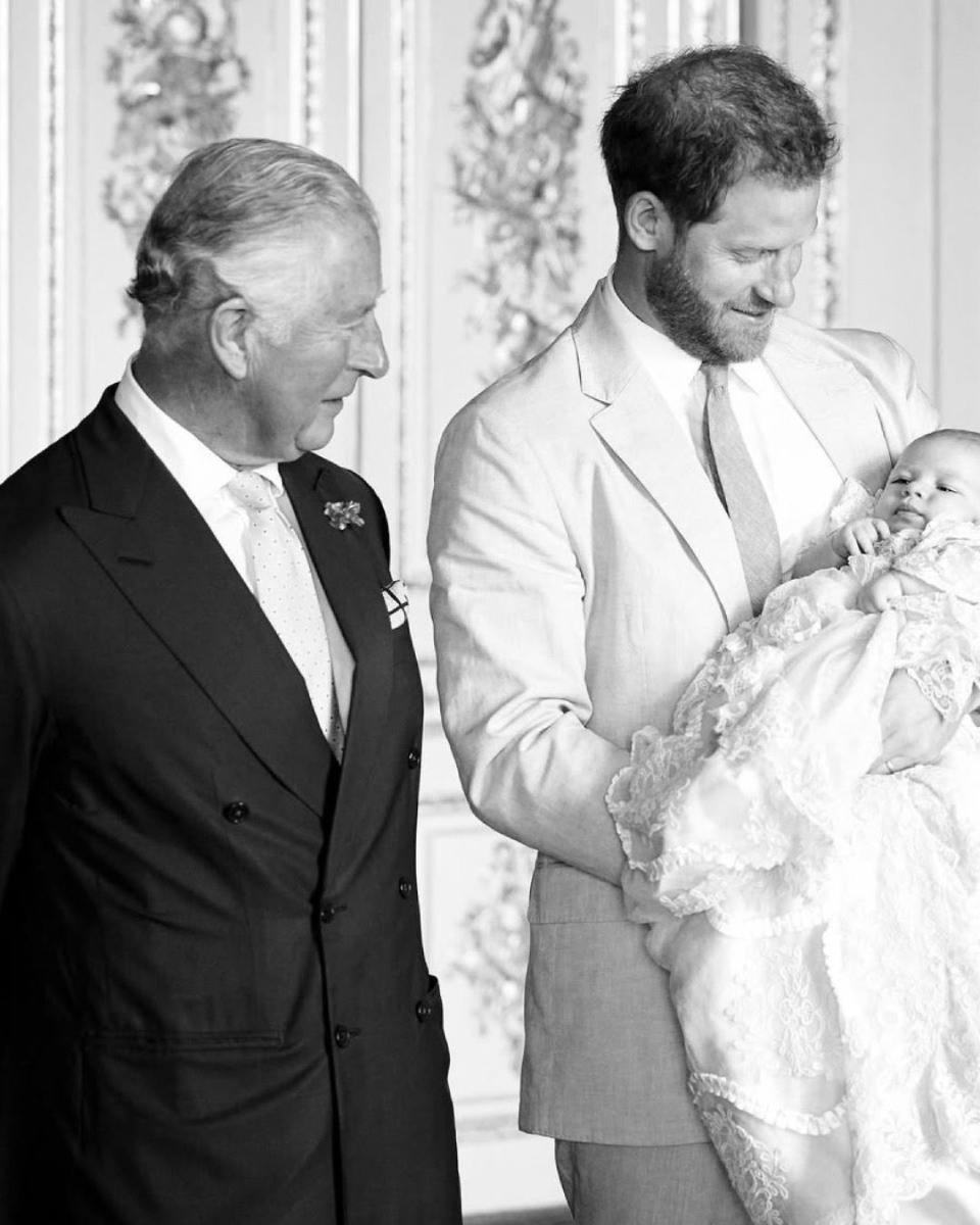 El rey Carlos con su hijo, el príncipe Harry, y su nieto, Archie.