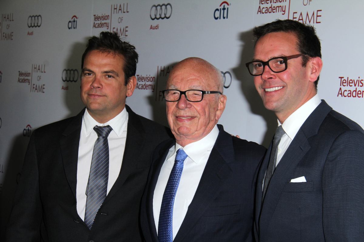 Rupert Murdoch con sus hijos Lachlan (izquierda en imagen) y James (derecha).