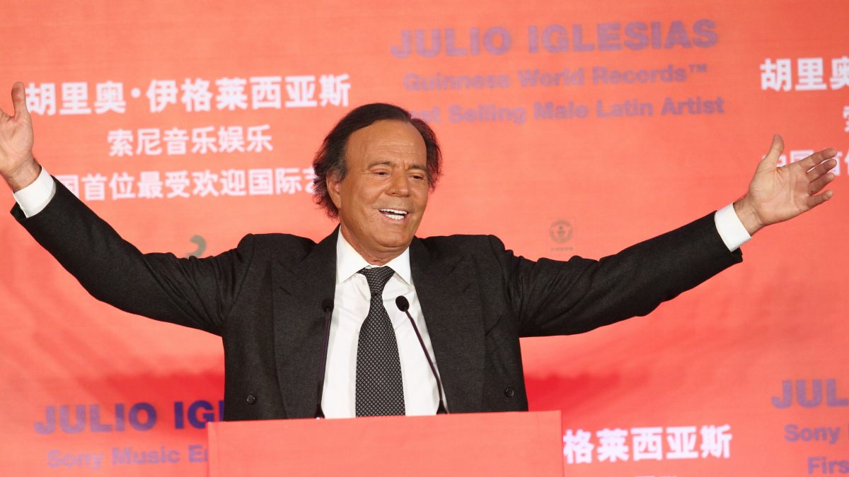 La cirugía estética que obligó a Julio Iglesias a retirarse de los escenarios a finales de los 80