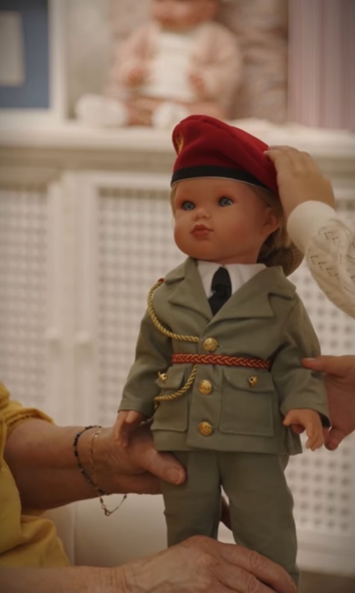 La muñeca de la princesa Leonor luce traje militar.
