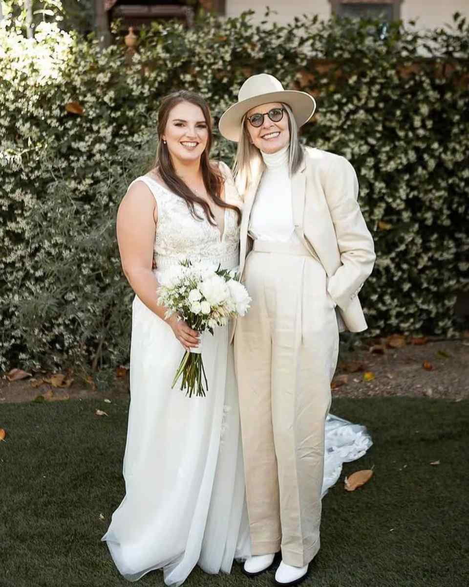 Dexter White Keaton es la hija adoptiva de Diane. Aquí en su boda en junio de 2021.