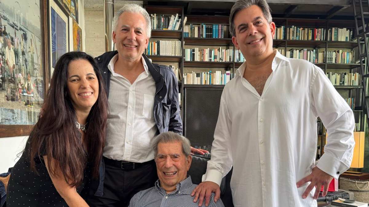 Mario Vargas Llosa junto a sus tres hijos: Morgana, Álvaro y Gonzalo.