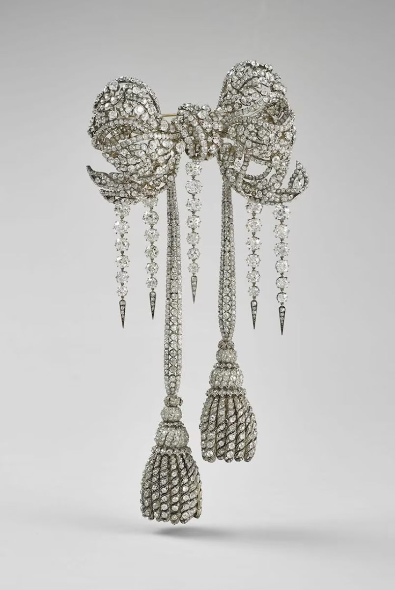 El gran lazo de la emperatriz Eugenia robado del museo de Louvre.
