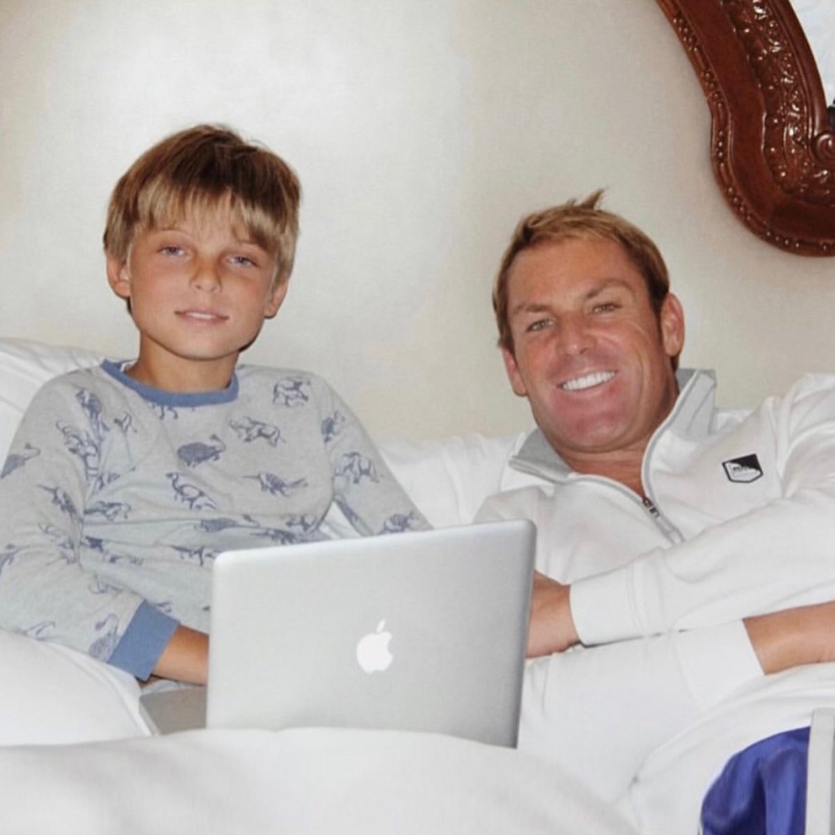 Damian con su papá Steve Bing.