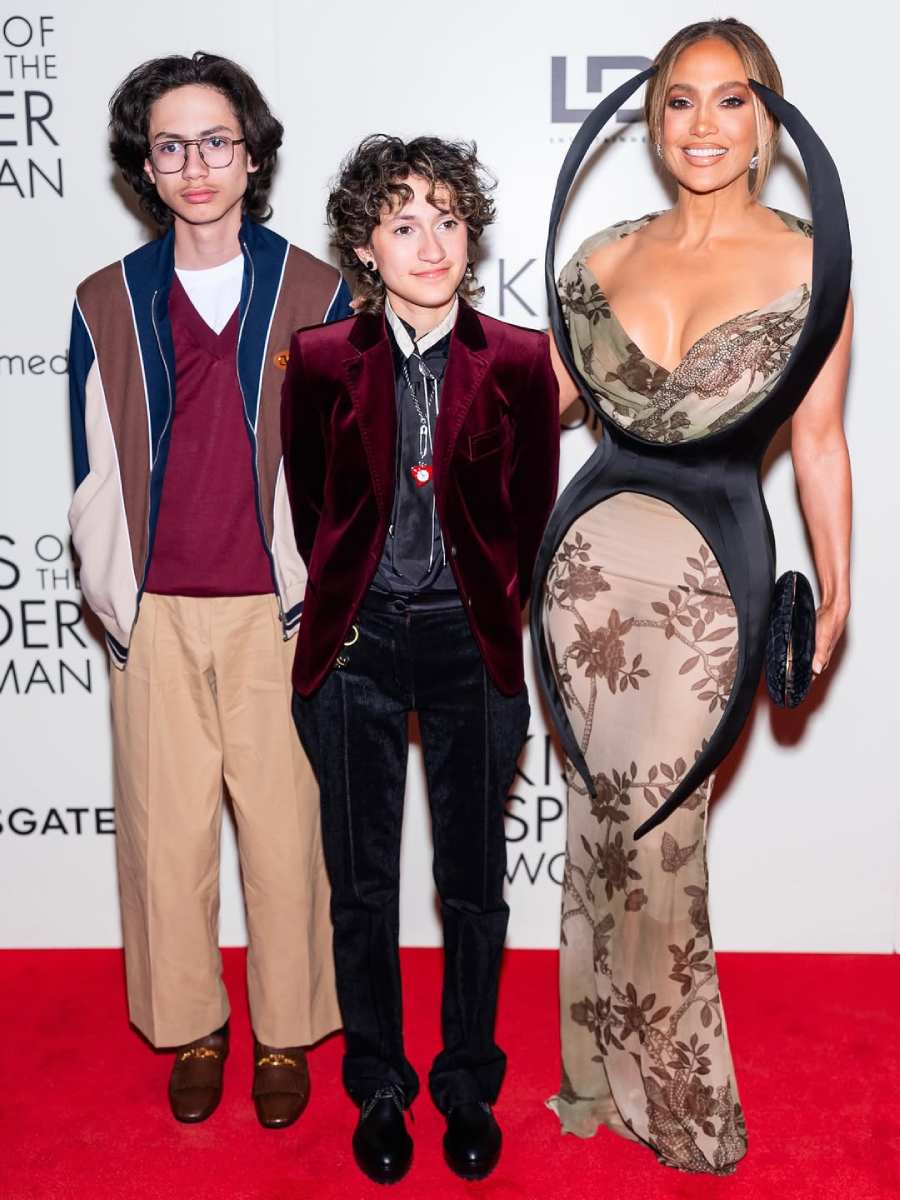 Jennifer Lopez y sus hijos Emme y Max, en la premier de “Kiss of the Spider Woman”.