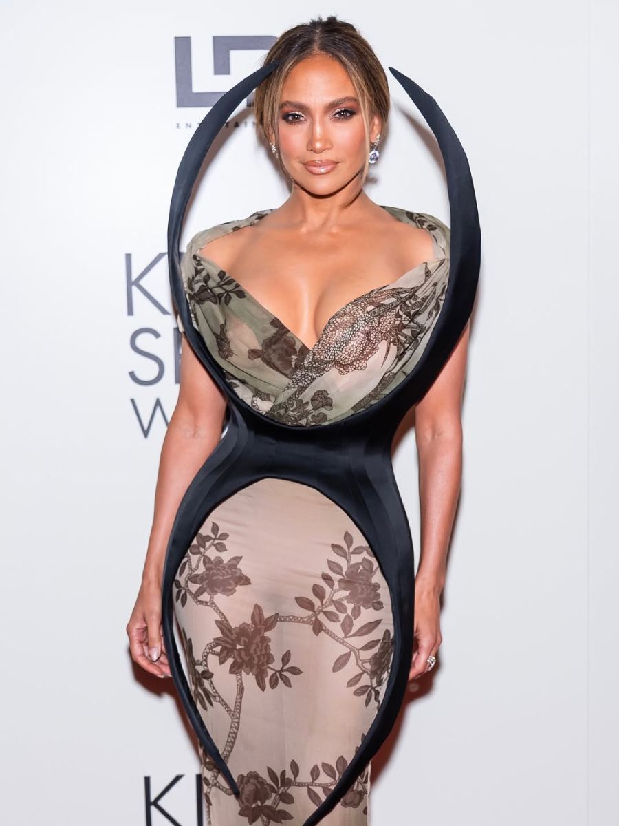 JLo acudió a la premier de “Kiss of the Spider Woman” con un vestido de Harris Reed.