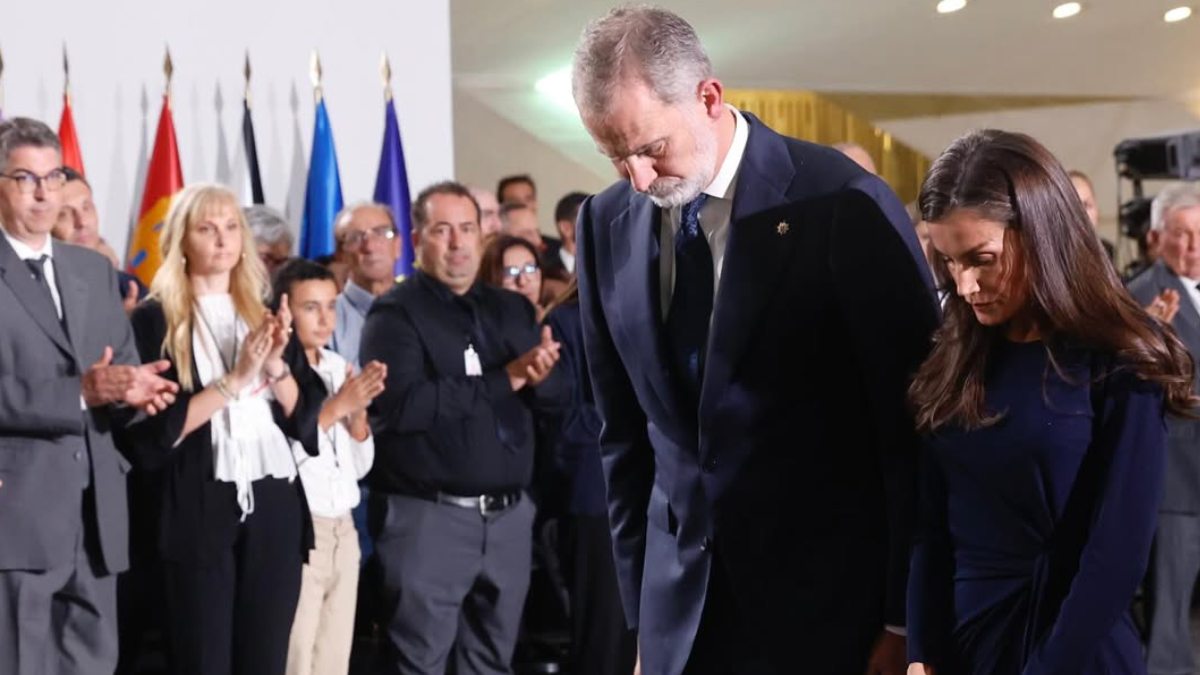 Letizia y Felipe VI, a un año de la tragedia de la DANA: experto en lenguaje corporal analiza su reencuentro con las víctimas