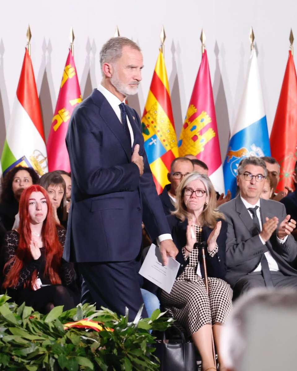 El rey Felipe VII se llevaba la mano a su corazón como señal de afecto.