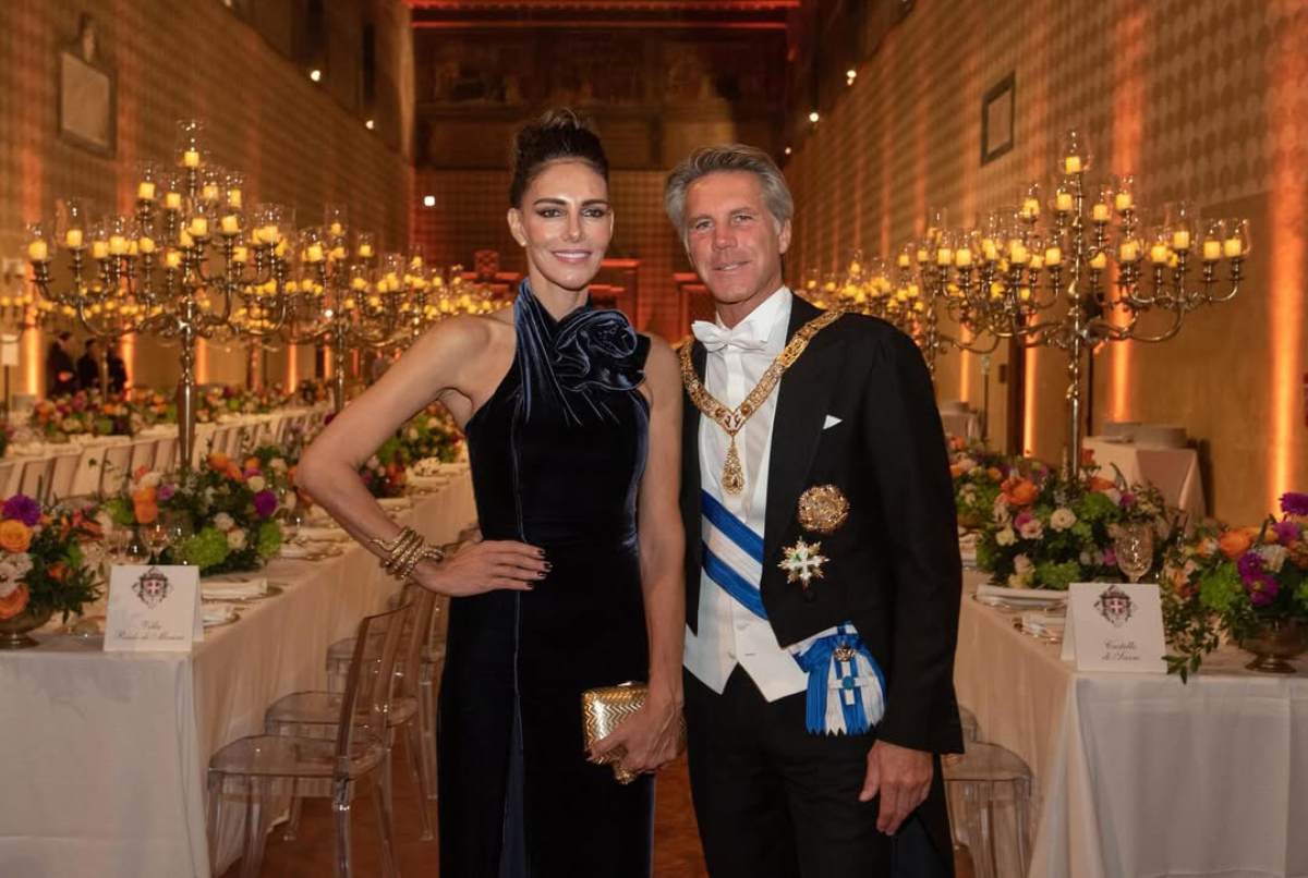 La mexicana Adriana Abascal y su pareja Manuel Filiberto de Saboya estuvieron en un evento oficial realizado en la Basílica de San Juan de Letrán.