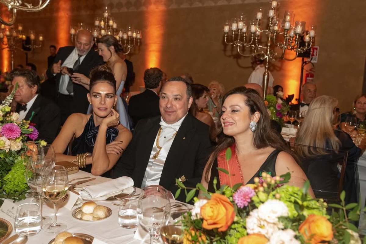 La mexicana Adriana Abascal y su pareja Manuel Filiberto de Saboya estuvieron en un evento oficial realizado en la Basílica de San Juan de Letrán.