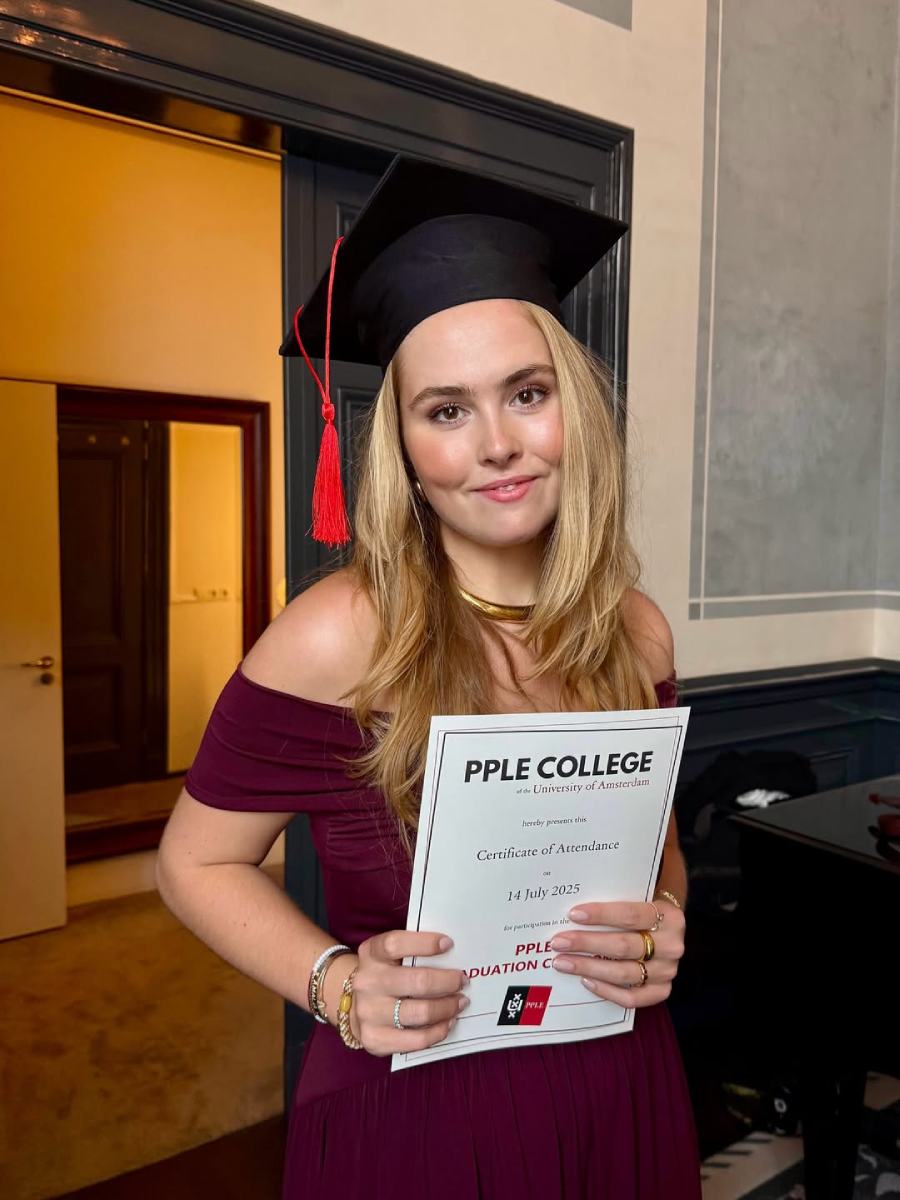 Recientemente, Amalia de Holanda se graduó de la Universidad de Ámsterdam en Política, Psicología, Derecho y Economía.