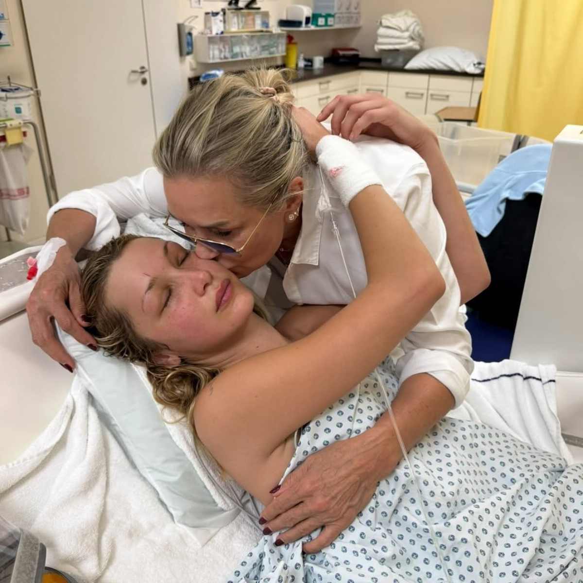 Yolanda Hadid con Bella Hadid cuando la modelo estuvo hospitalizada por su lucha contra la enfermedad de Lyme.