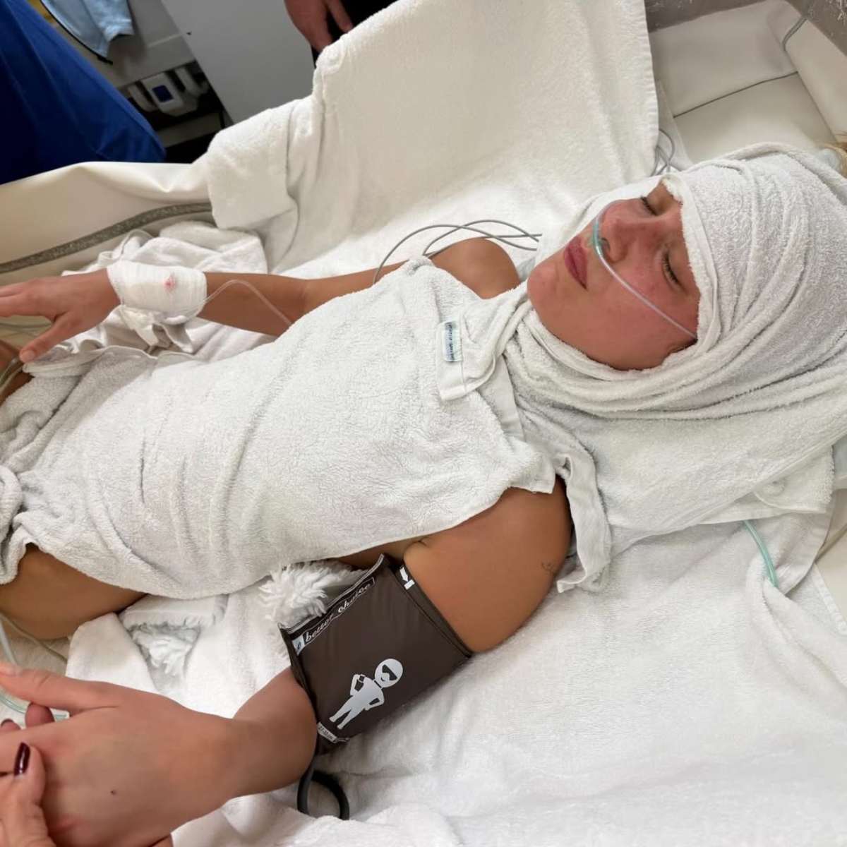 Yolanda Hadid con Bella Hadid cuando la modelo estuvo hospitalizada por su lucha contra la enfermedad de Lyme.
