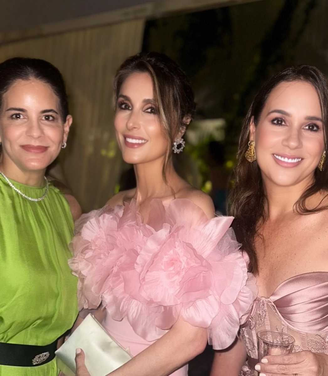 Paloma Cuevas destacó por su vestido firmado por ella y Rosa Clará durante la boda de la hija de Eduardo Hochschild.