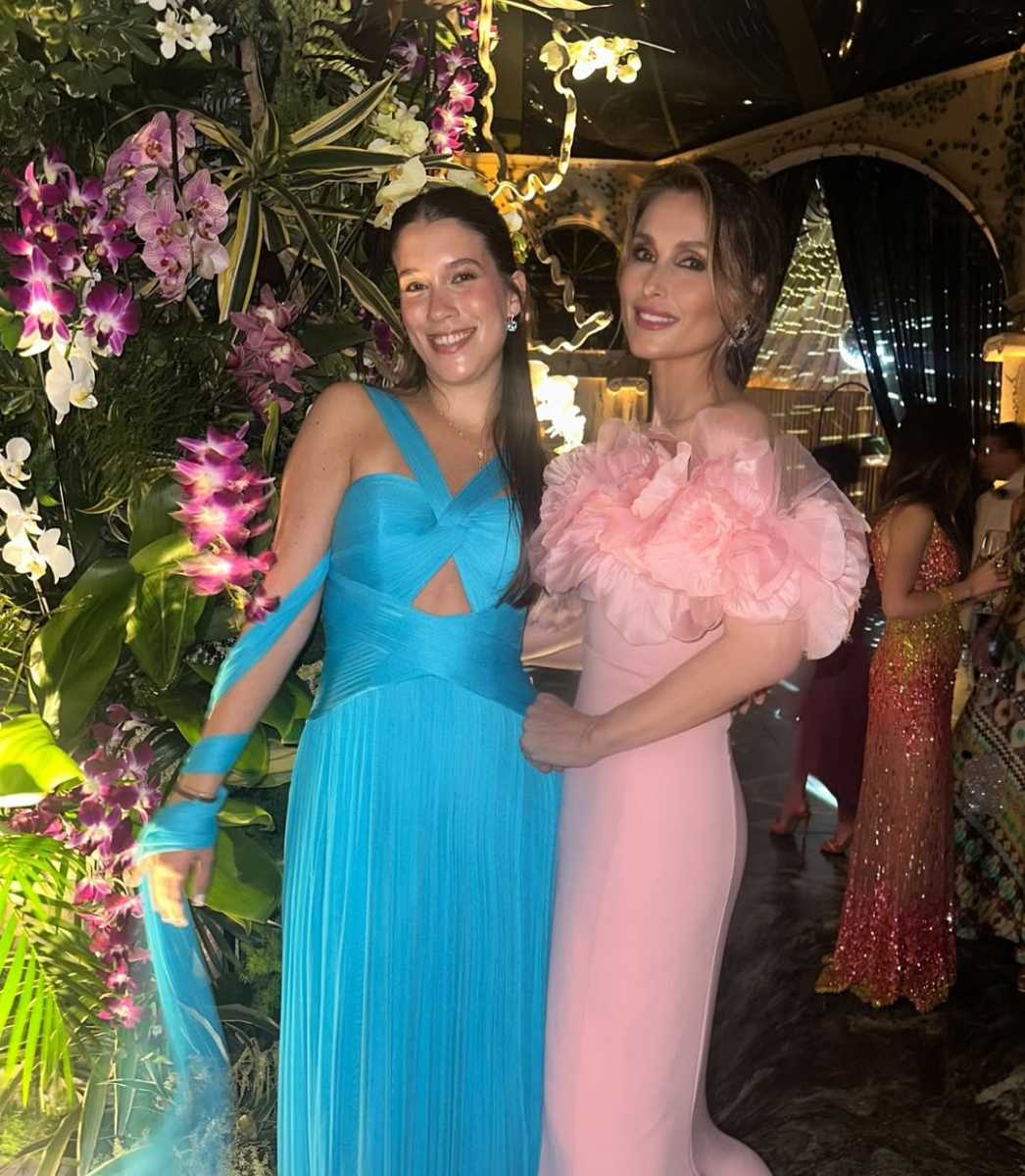 Paloma Cuevas destacó por su vestido firmado por ella y Rosa Clará durante la boda de la hija de Eduardo Hochschild.