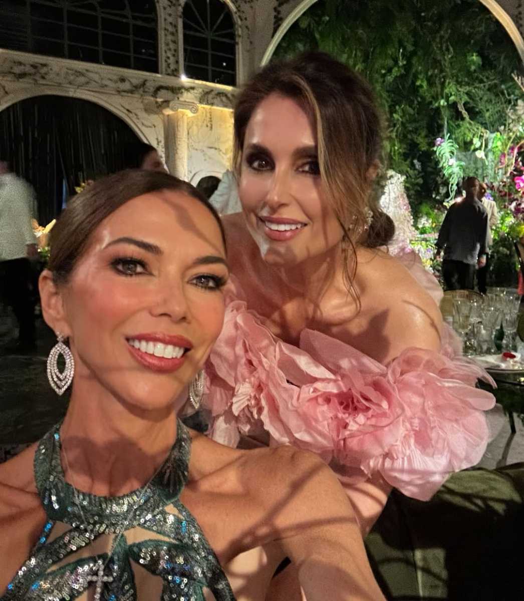 Paloma Cuevas destacó por su vestido firmado por ella y Rosa Clará durante la boda de la hija de Eduardo Hochschild.