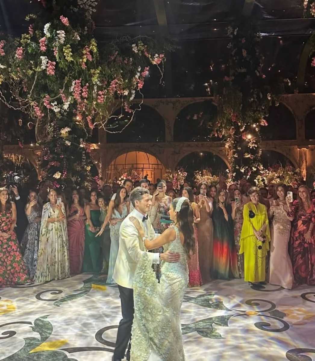 Paloma Cuevas destacó por su vestido firmado por ella y Rosa Clará durante la boda de la hija de Eduardo Hochschild.