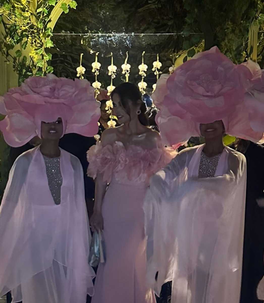 Paloma Cuevas destacó por su vestido firmado por ella y Rosa Clará durante la boda de la hija de Eduardo Hochschild.