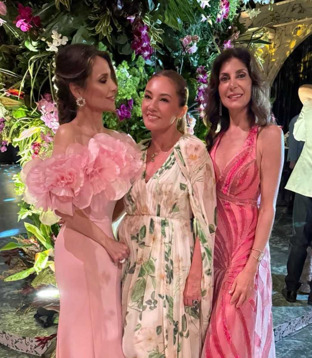 Paloma Cuevas destacó por su vestido firmado por ella y Rosa Clará durante la boda de la hija de Eduardo Hochschild.