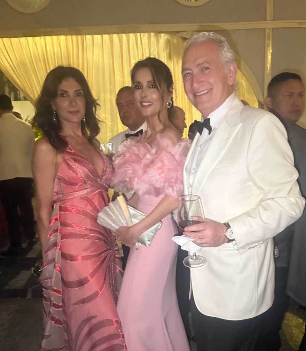 Paloma Cuevas destacó por su vestido firmado por ella y Rosa Clará durante la boda de la hija de Eduardo Hochschild.