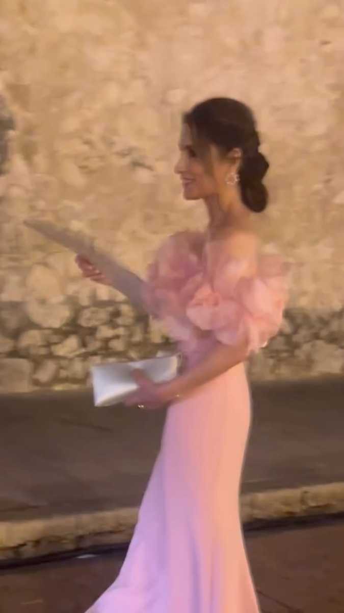 Paloma Cuevas destacó por su vestido firmado por ella y Rosa Clará durante la boda de la hija de Eduardo Hochschild.