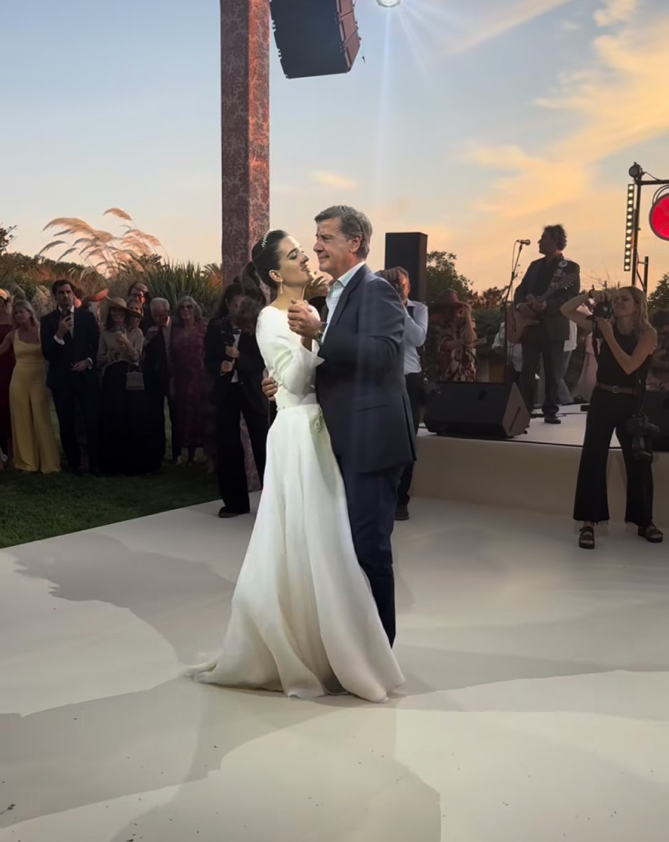 La boda de Cayetano Martínez de Irujo y Bárbara Mirjan dejó momentos cargados de emoción, como su primer baile como esposos. 