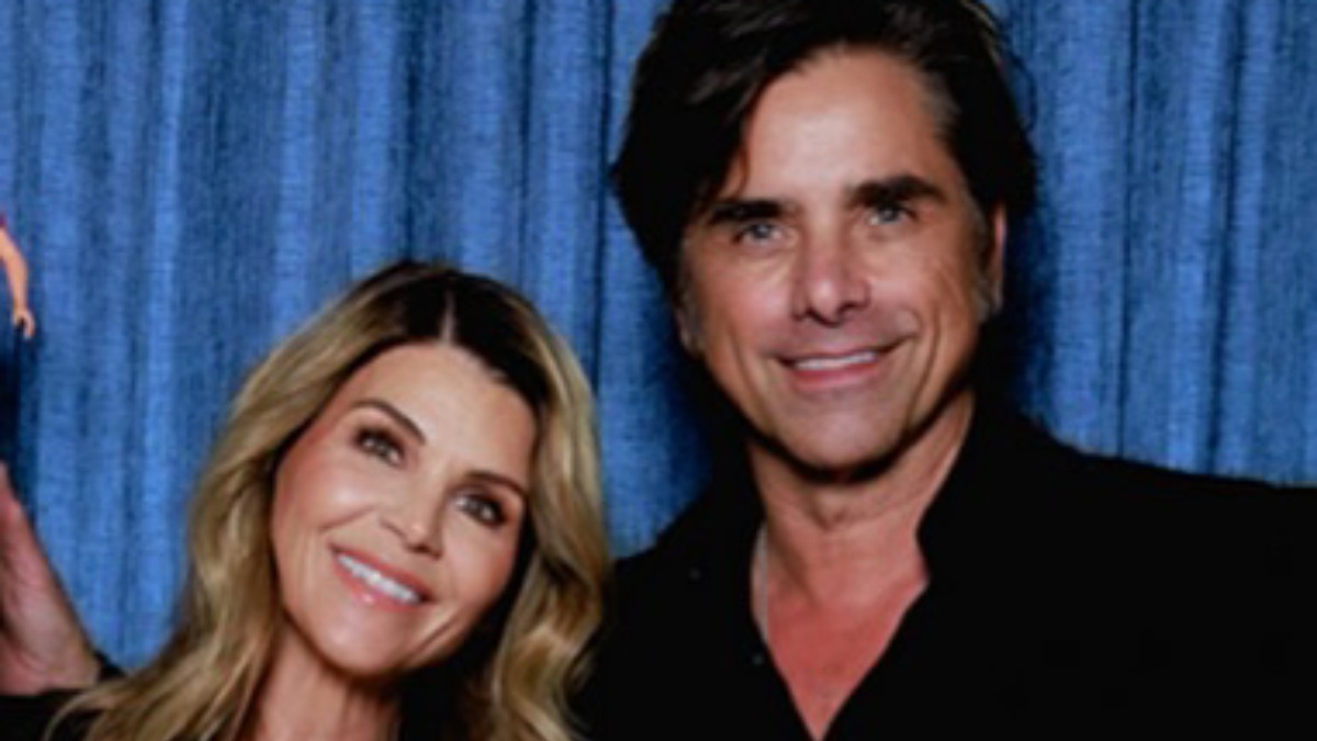 Como un caballero y demostrando su gran amistad, John Stamos apoya a Lori Loughlin en su separación y así culpa de todo a Mossimo Giannulli Como un caballero y demostrando su gran amistad, John Stamos apoya a Lori Loughlin en su separación y así culpa de todo a Mossimo Giannulli