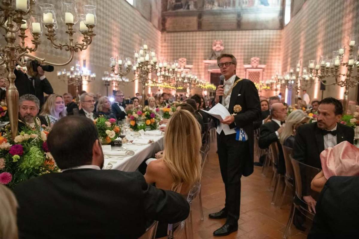 La mexicana Adriana Abascal y su pareja Manuel Filiberto de Saboya estuvieron en un evento oficial realizado en la Basílica de San Juan de Letrán.