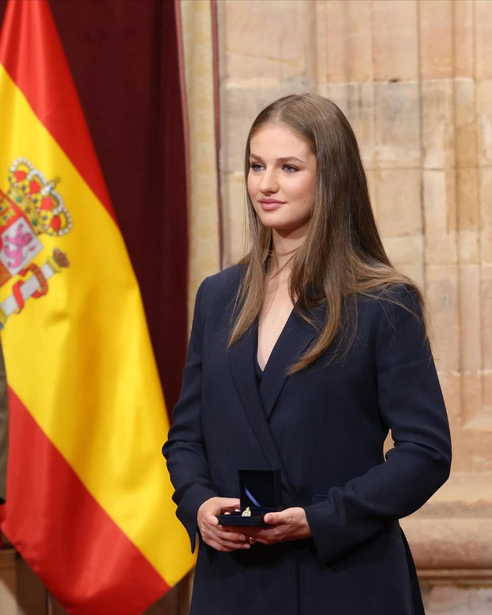 Según una entrevista de Le Point, Juan Carlos I le ofrece consejos como futura reina, pero deja clara su nula relación como nieta, la princesa Leonor.