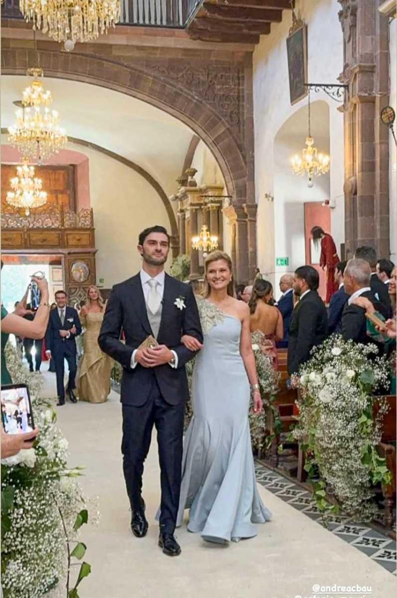 Carla Alemán entro del brazo de su hijo Antonio.
