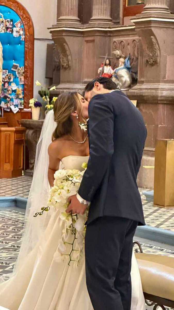 Los novios en la iglesia.