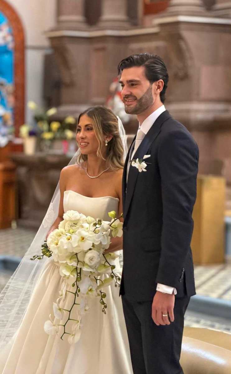 Los novios en la iglesia.