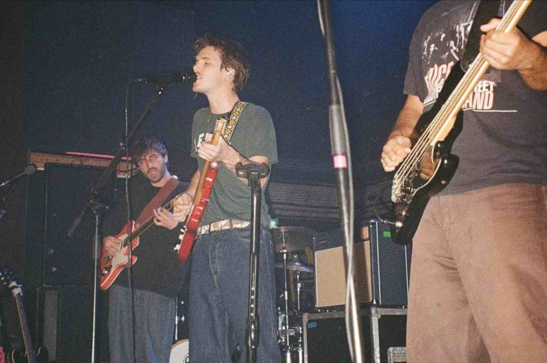 Cruz Beckham tiene a su banda de rock conformada por Dan Ewins al bajo, Dario Scott a la batería y Telmo Seixas a la guitarra,