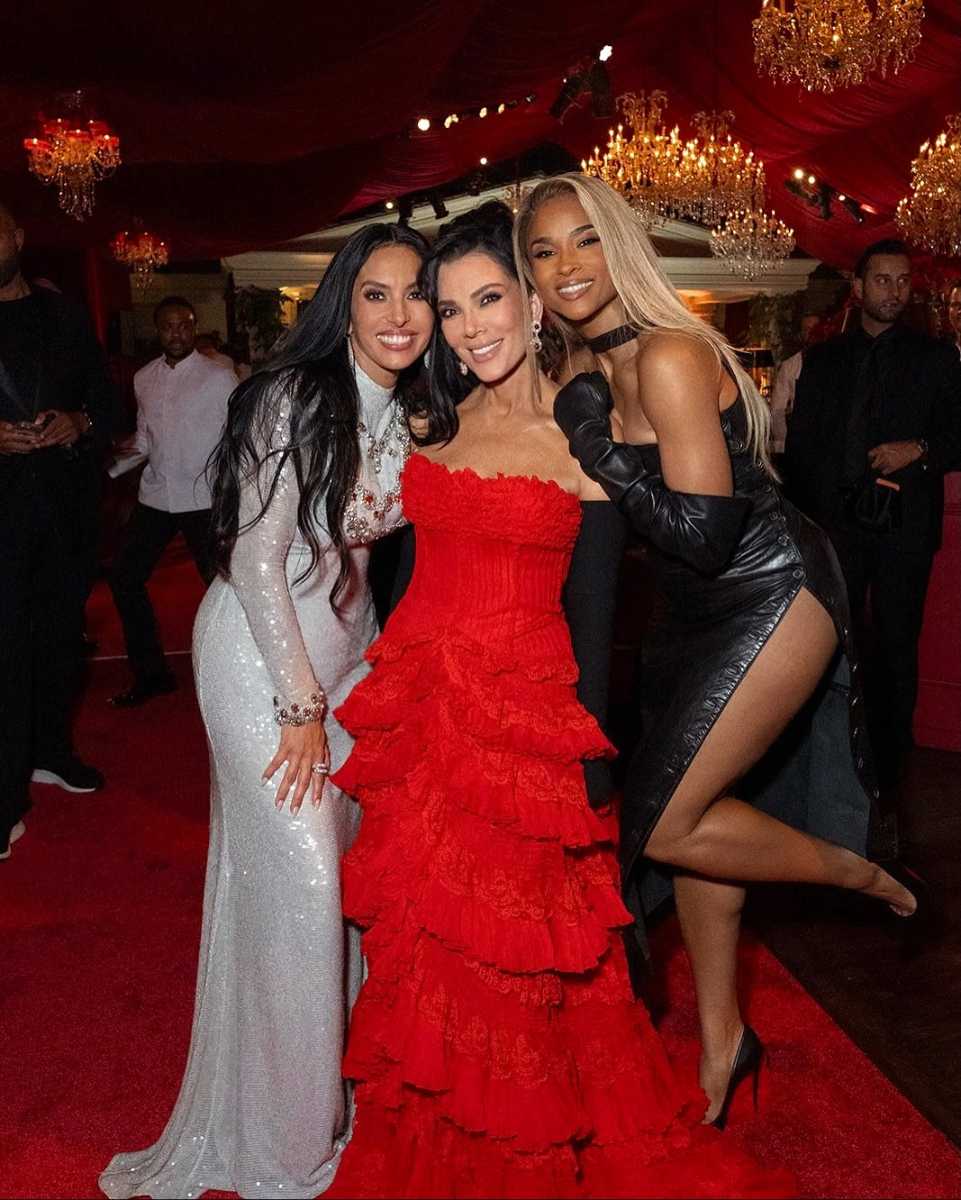 Aspectos de la fiesta de Kris Jenner.