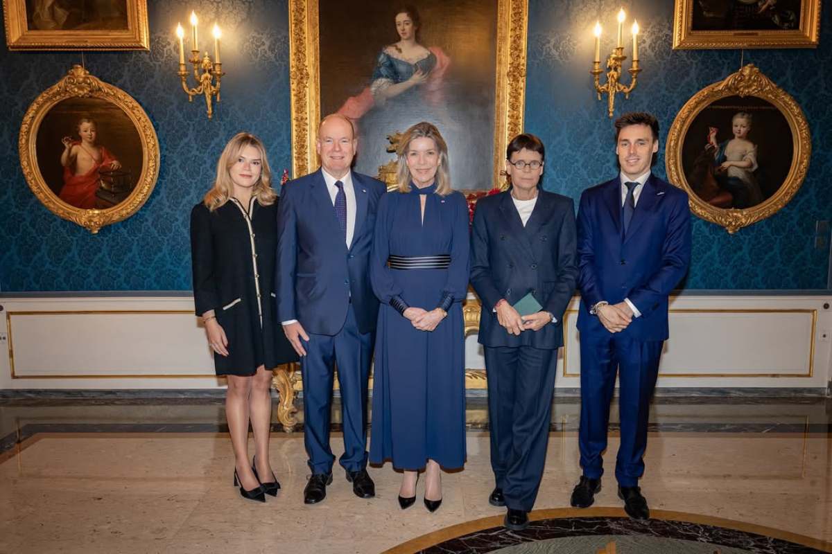 Estefanía, quien fue condecorada por su hermana Carolina, estuvo acompañada por sus hijos Louis Ducruet y Camille Gottlieb, así como por su hermano, el príncipe Alberto II.