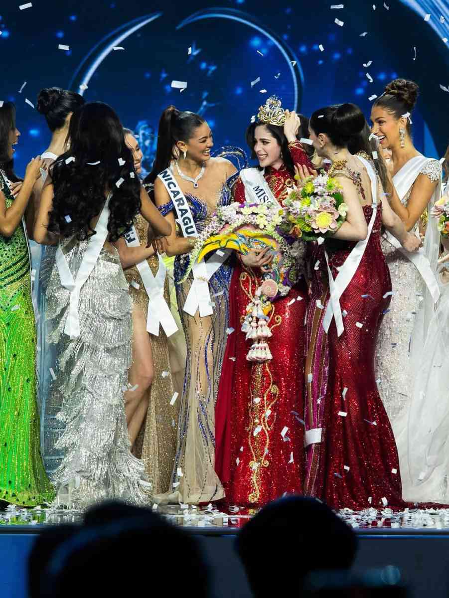 El momento en que las participantes felicitan a Fátima por su triunfo en Miss Universo 2025.