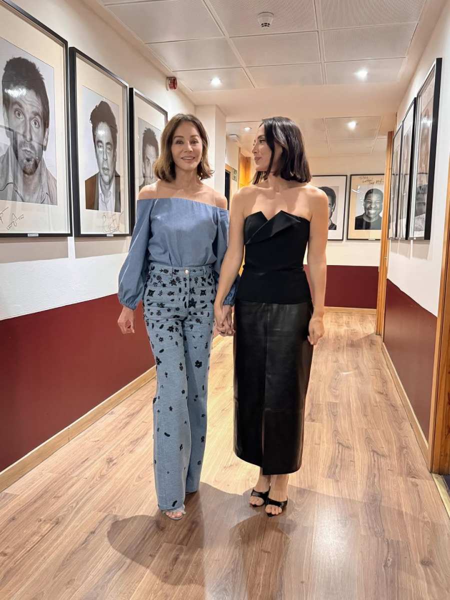Isabel con su hija Tamara, quienes viven actualmente en España. 