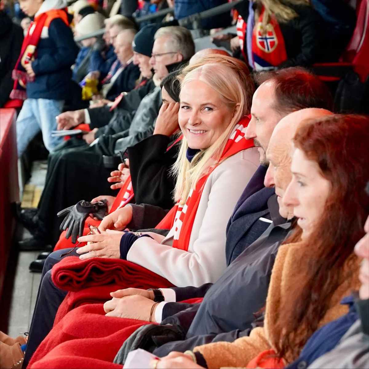 A la princesa Mette-Marit se le vio de buen humor apoyando a la selección de Noruega.