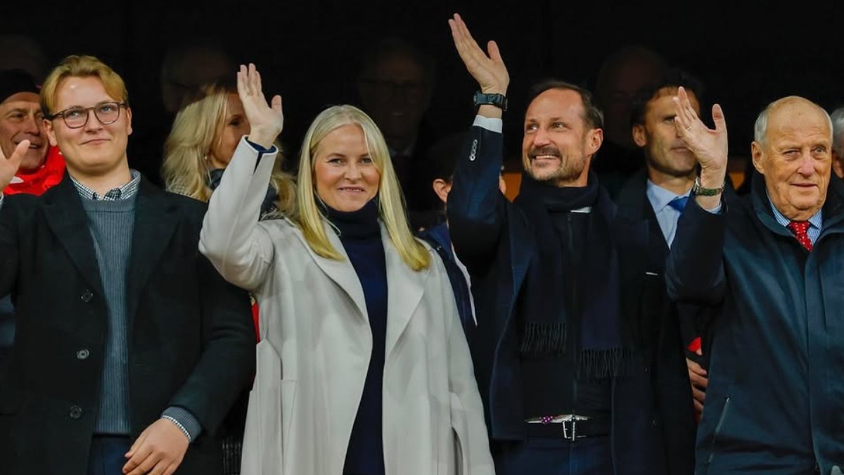 Mette-Marit reapareció con su esposo, el príncipe Haakon Magnus, durante el partido clasificatorio entre Noruega y Estonia.