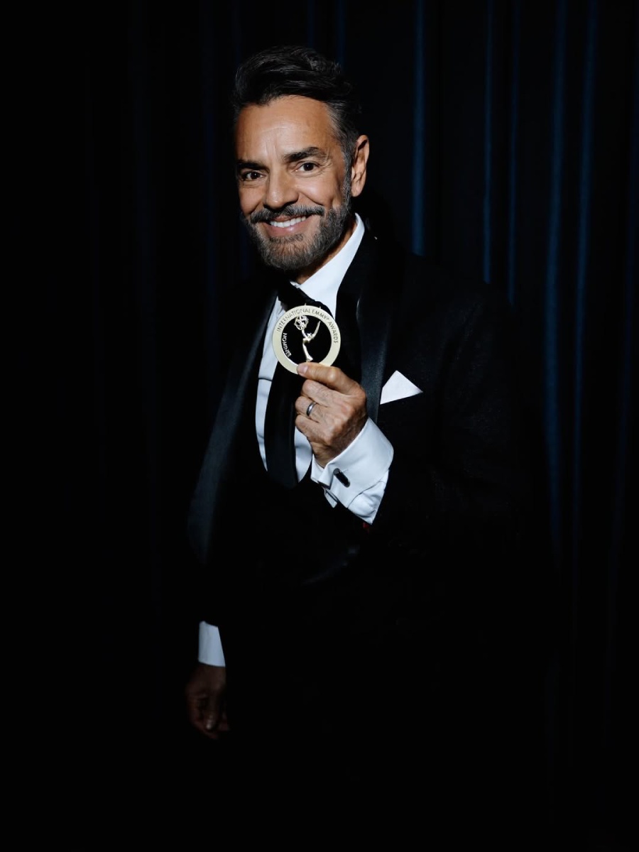 El actor Eugenio Derbez posó orgulloso con su medalla de nominado en los Premios Emmy Internacionales.
